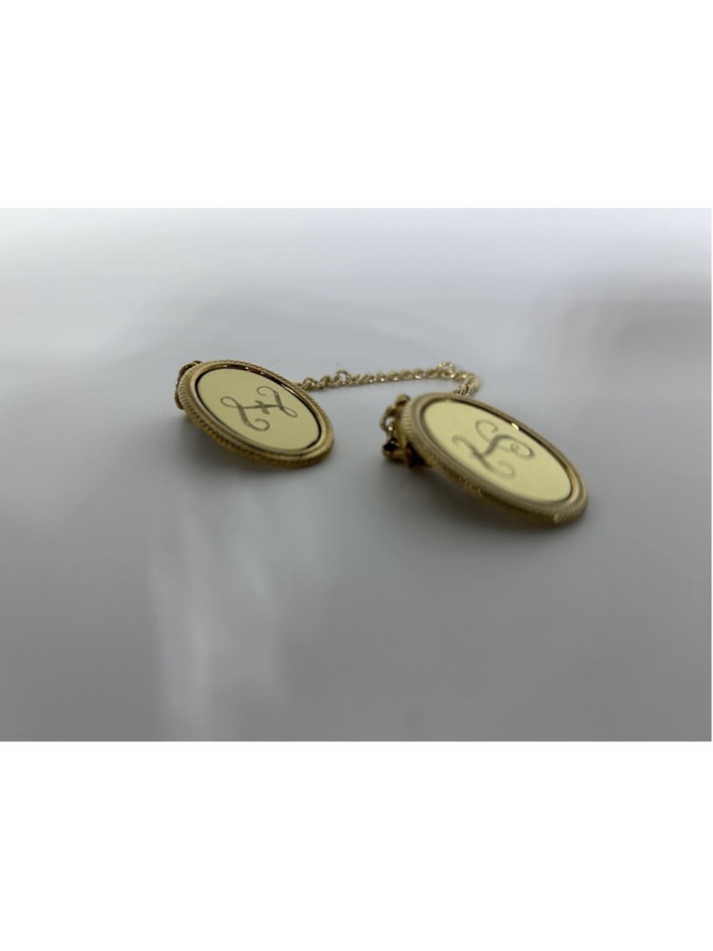 Pin Gold Tone Script Initial Oval Sweater Cardigan Guard Chain Clip Pin Jewelry - Picture 3 of 7